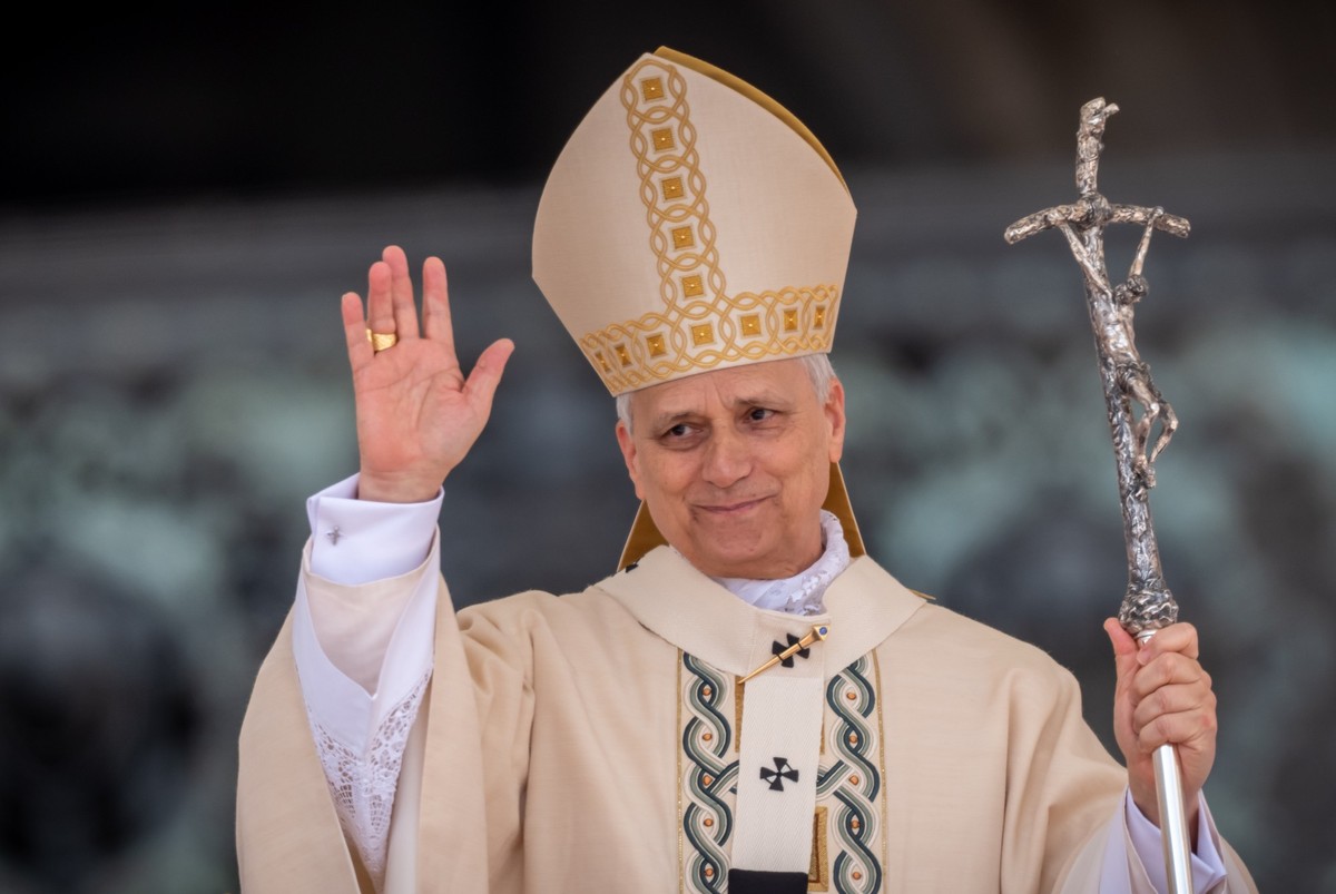 18.05.2025, Vatikan, Vatikanstadt: Der neue Papst Leo XIV. steht bei seiner Amtseinführung auf dem Petersplatz. Der US-Amerikaner Robert Francis Prevost ist der erste Pontifex aus den Vereinigten Staa ...