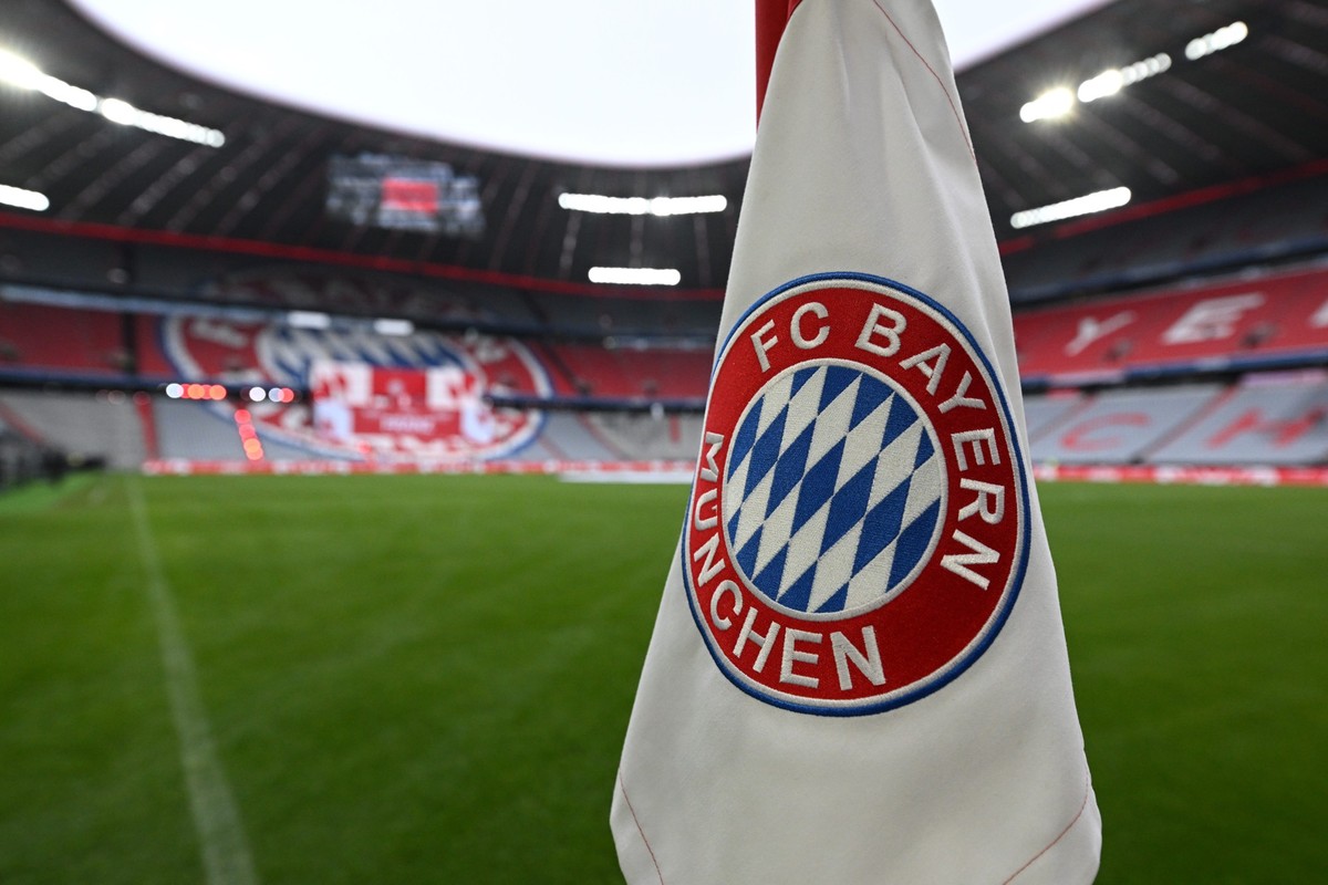19.01.2024, Bayern, M�nchen: Fu�ball: Gedenkfeier des FC Bayern M�nchen f�r Franz Beckenbauer in der Allianz Arena. Eine Eckfahne mit dem Vereinslogo steht vor Beginn der Veranstaltung im Stadion. Bec ...