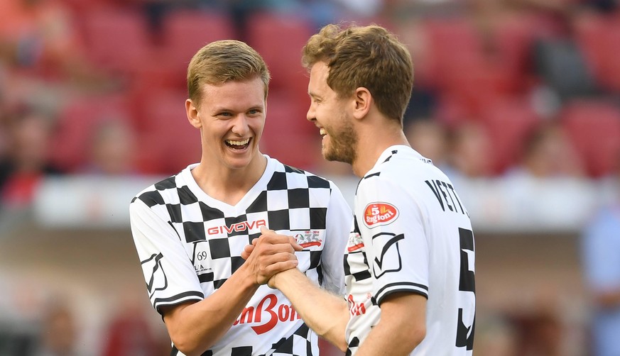 v.li:Mick SCHUMACHER,Sebastian VETTEL,GER (Scuderia Ferrari), Nowitzki All Stars-Nazionale Piloti. Benefizspiel Champions For Charity am 27.07.2016 in Mainz,O P E L ARENA.

v left Mick Schumacher Se ...