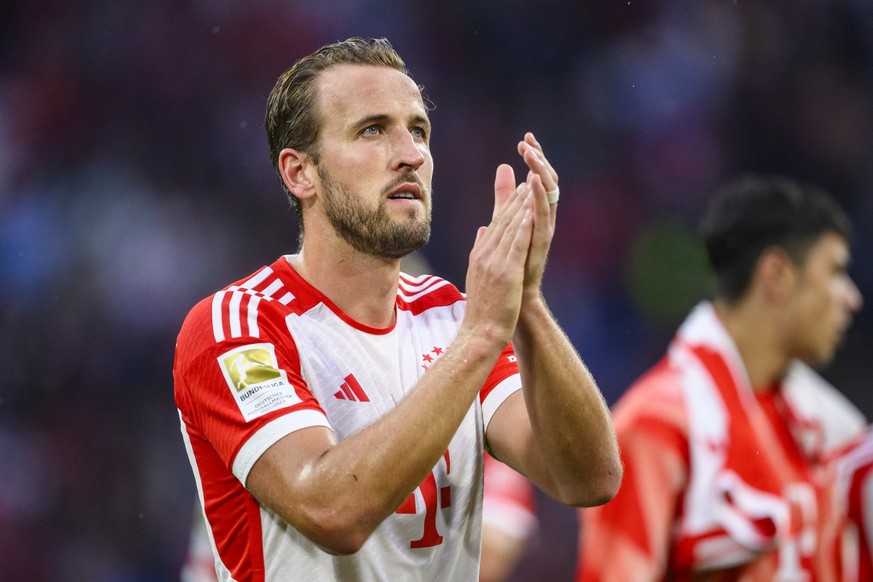 27.08.2023, Bayern, München: Fußball: Bundesliga, Bayern München - FC Augsburg, 2. Spieltag, Allianz Arena. Münchens Harry Kane klatscht nach dem Spiel. Foto: Tom Weller/dpa - WICHTIGER HINWEIS: Gemäß ...