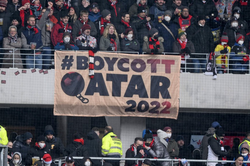 Fans wie hier beim SC Freiburg fordern einen Boykott der Fußball-WM in Katar. 