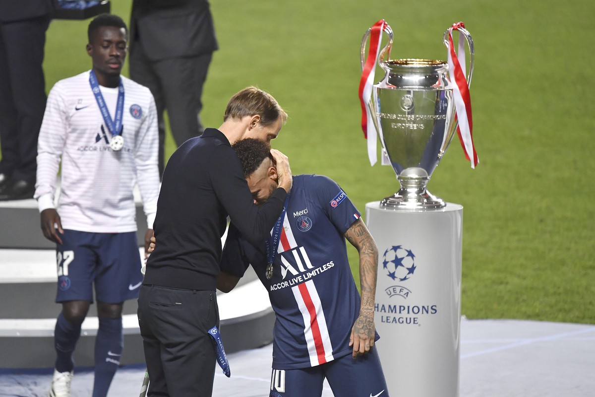 Siegerehrung, Trainer Thomas TUCHEL l. (PSG) troestet NEYMAR (PSG) daneben der Pokal, Frust Fussball Champions League, Finale, Paris St. Germain (PSG) - FC Bayern Muenchen (M), am 23.08.2020 im Estadi ...