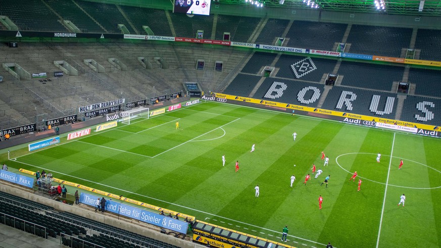 Bundesliga soll ab Mai mit Geisterspielen wieder starten. Archivfoto: Spiel der Mannschaften vor leeren Raengen, Tribuenen, Rngen, Tribnen, Tribne, leer, Tribuene, leer, ohne Zuschauer, keine Fans, Fu ...