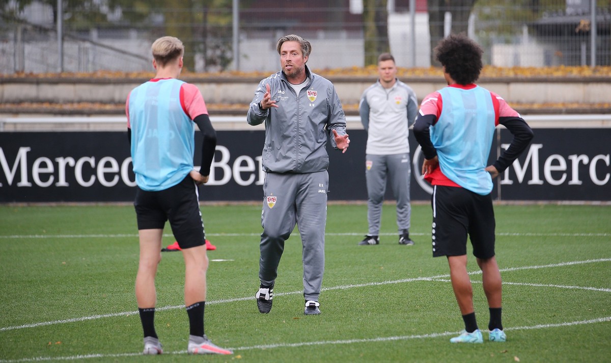 BAU// 11.10.2022 Stuttgart Fu�ball VfB Stuttgart Training , Michael Wimmer leitet das Training *** BAU 11 10 2022 Stuttgart soccer VfB Stuttgart training , Michael Wimmer leads the training