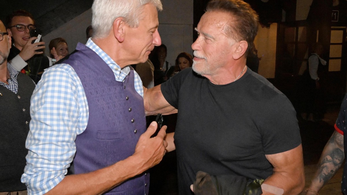 Hollywood star Arnold Schwarzenegger escapes from Oktoberfest