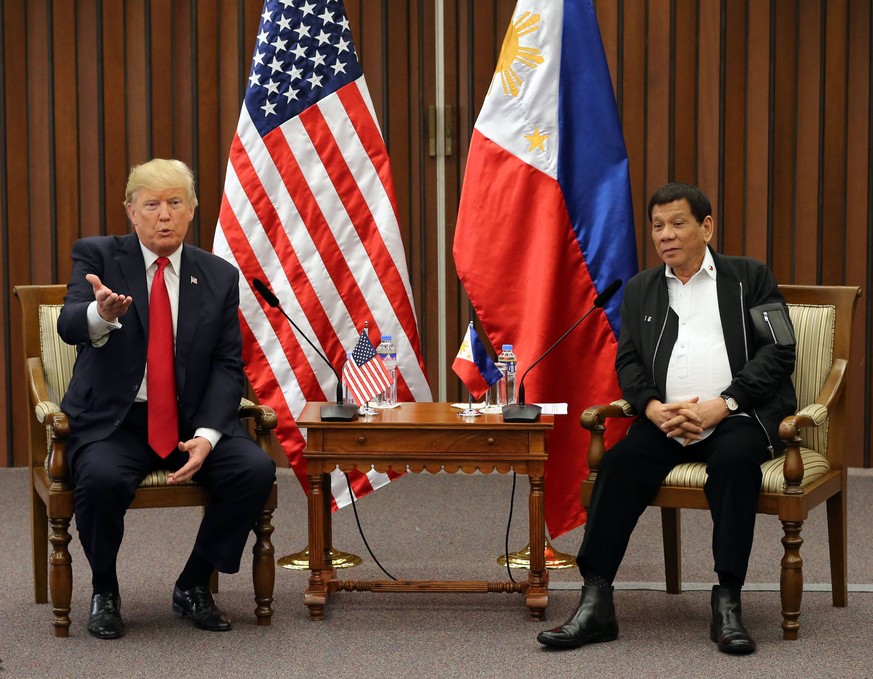 (171113) -- MANILA, Nov. 13, 2017 () -- Philippine President Rodrigo Duterte (R) meets with U.S. President Donald Trump in Manila, Philippines, Nov. 13, 2017. () (djj) PHILIPPINES-U.S.-PRESIDENTS-MEET ...