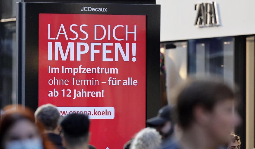 "Lass dich impfen" steht auf einem Werbeplakat in der Kölner Innenstadt.