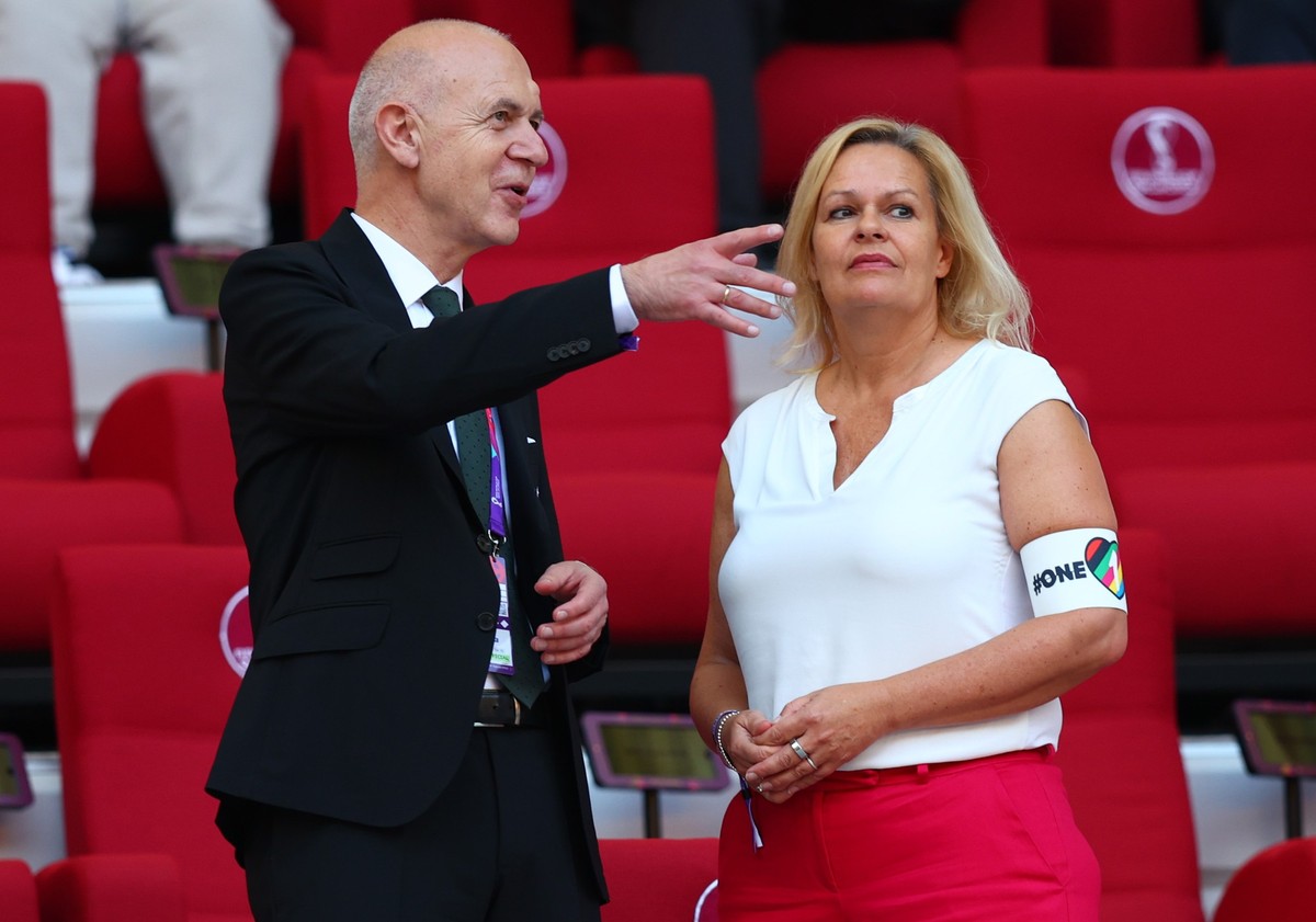 23.11.2022, Katar, Ar-Rayyan: Fu�ball: WM, Deutschland - Japan, Vorrunde, Gruppe E, Spieltag 1, Chalifa International Stadium, Bundesinnenministerin Nancy Faeser (SPD) und DFB-Pr�sident Bernd Neuendor ...