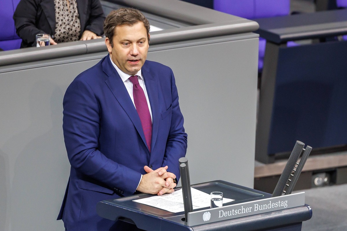 Befragung der Bundesregierung im Bundestag Lars Klingbeil SPD, Bundesfinanzminister bei der Plenarsitzung im Deutschen Bundestag am 28.11.25 in Berlin. Berlin Berlin Deutschland Bundestag *** Question ...
