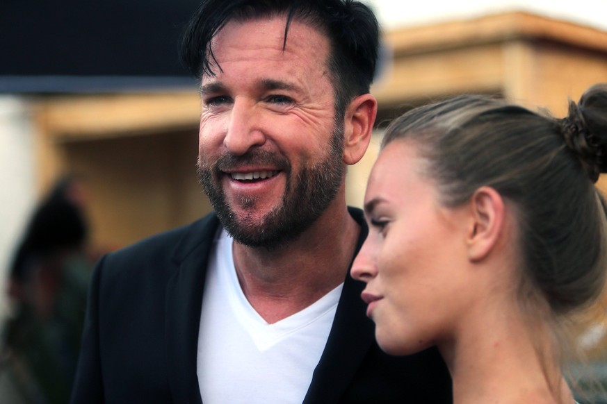 radio B2 SchlagerHamer 2019 Michael Wendler mit Freundin Laura auf dem radio B2-Festival SchlagerHammer 2019 in Berlin. Berlin Hoppegarten Berlin Deutschland / Germany *** radio B2 SchlagerHamer 2019  ...