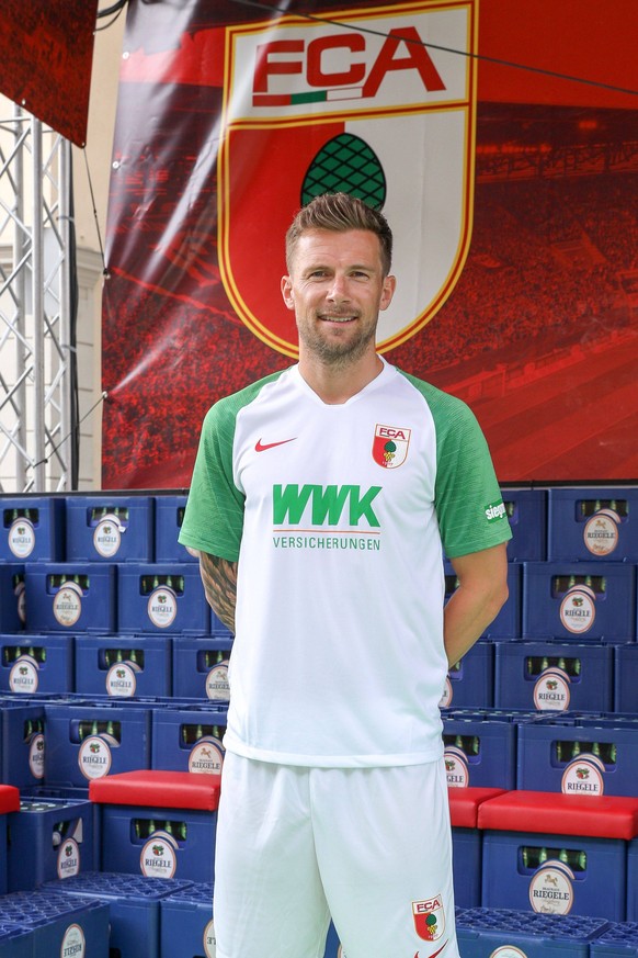 Daniel Baier 10 (FC Augsburg) mit dem neuen Trikot der Saison 2019/2010, Trikotpraesntation FC Augsburg, Fussball, 1.Bundesliga, 27.06.2019 Augsburg Bayern Deutschland *** Daniel Baier 10 FC Augsburg ...