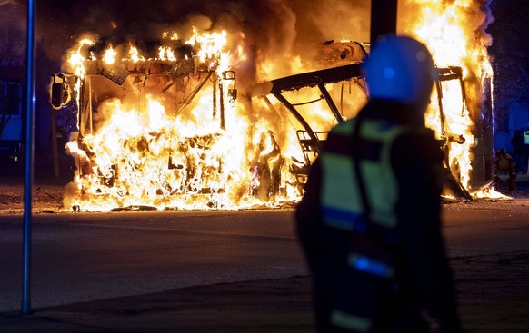 MALMÖ, SWEDEN 20220416 Riot police on site when a city bus burns on Västra Kattarpsvägen on Rosengard in Malmö late Saturday April 17, 2022. The unrest in Malmö has continued after Rasmus Paludan, par ...
