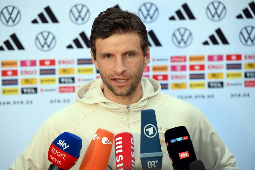 12.10.2023, USA, Foxborough: Deutschlands Thomas Müller beantwortet die Fragen von Journalisten im Teamhotel. Am Samstag (14.10.2023) spielt Deutschland in Hartford gegen die USA. Foto: Federico Gamba ...