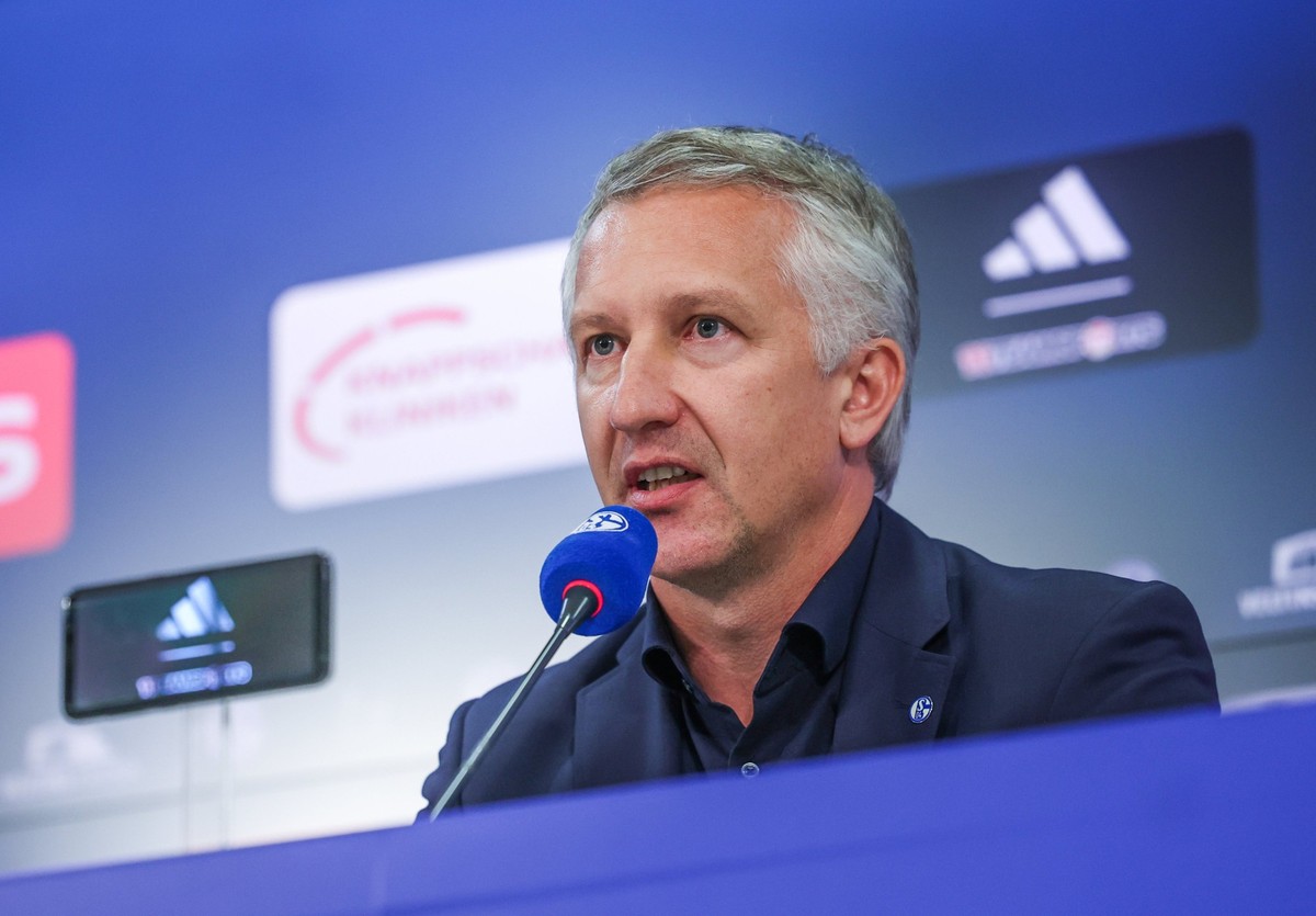 01.06.2025, Nordrhein-Westfalen, Gelsenkirchen: Fußball: 2. Bundesliga, Pk des FC Schalke 04 zur Vorstellung des Sportvorstands Frank Baumann, Schalkes Frank Baumann beantwortet die Fragen der Anwesen ...