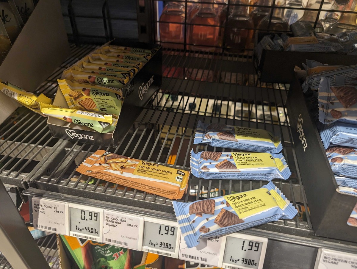 Veganz Regal Rewe Supermarkt Produkte Aufstriche Müsli Riegel Kekse Glutenfrei Regale