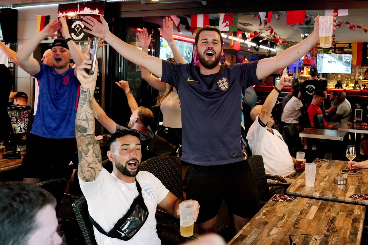 England fans in Dusseldorf - UEFA EURO, EM, Europameisterschaft,Fussball 2024 - Tuesday July 9th England fans in Dusseldorf, Germany. England will face the Netherlands in the UEFA Euro 2024 semi-final ...