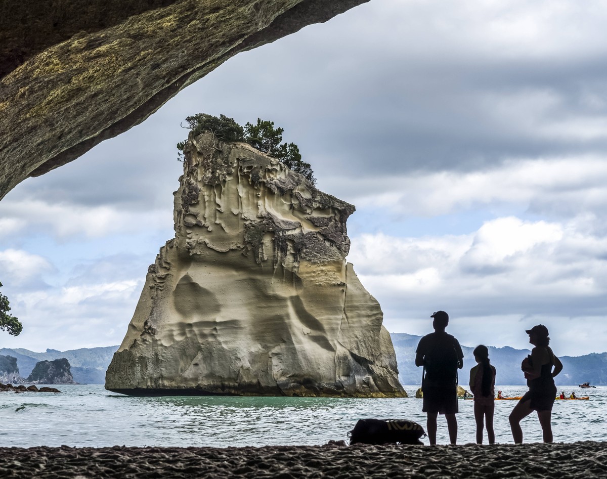 Accessible only on foot or by boat, famous Cathedral Cove is one of the must visit sites on The Coromandel. Swimmers enjoy the beach and playing in the water Waikato Region, New Zealand PUBLICATIONxIN ...