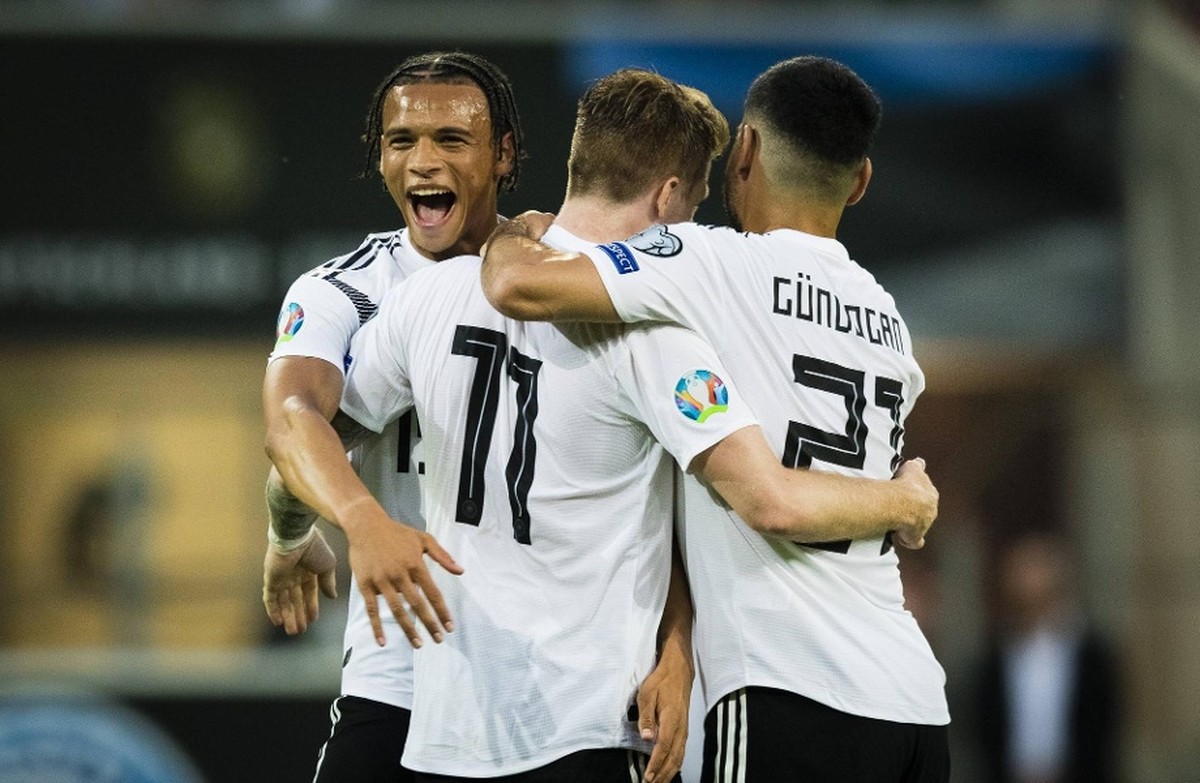 Leroy Sané, Marco Reus und Ilkay Gündogan bejubeln ihre famose Leistung in der EM-Qualifikation.