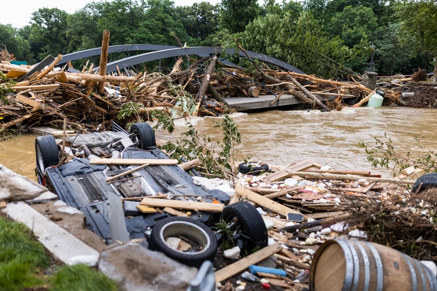 dpatopbilder - 16.07.2021, Rheinland-Pfalz, Bad Neuenahr: Treibgut steckt in einer zusammengebrochenen Br