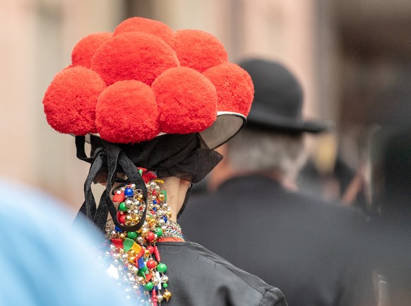 ARCHIV - 07.01.2019, Baden-W�rttemberg, Freiburg: Eine Frau tr�gt einen Bollenhut. Cathy Hummels hat sich mit einem traditionellen Bollenhut aus Gutach (Ortenaukreis) geschm�ckt, Fotos davon auf Insta ...