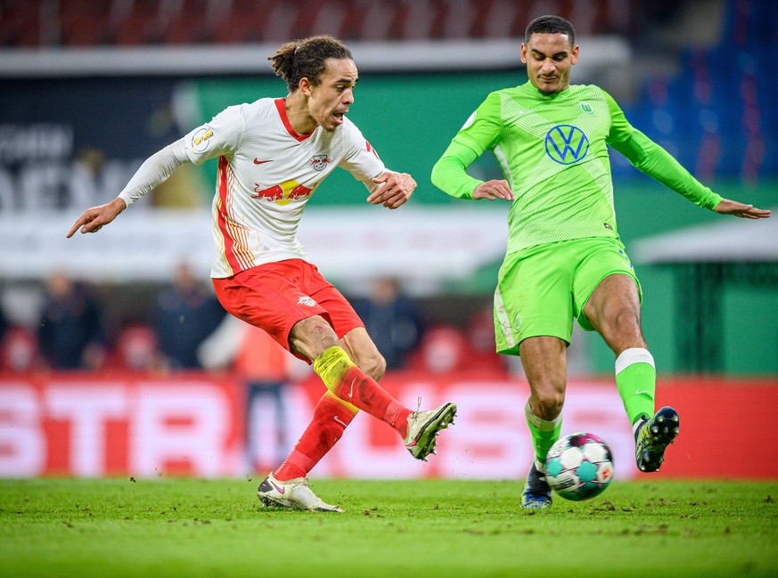 Leipzigs Yussuf Poulsen weiss trifft gegen Wolfsburgs Maxence Lacroix zum 1:0 / RB Leipzig - VFL Wolfsburg 2:0 / 3. Maerz 2021: Leipzig, Red Bull Arena / Fussball DFB-Pokal, Viertelfinale. RB Leipzig  ...