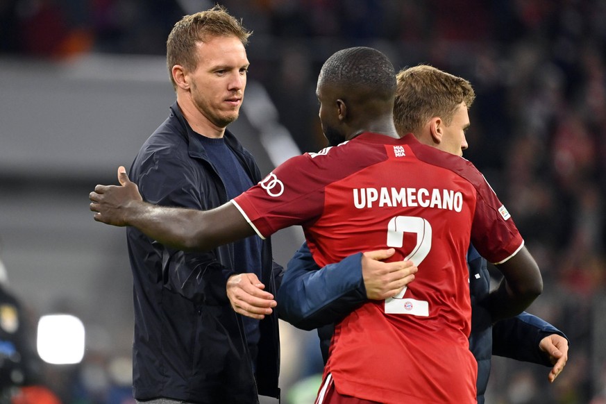 Trainer Julian NAGELSMANN Bayern Muenchen mit Dayot UPAMECANO Bayern Muenchen nach Spielende. Fussball Champions League Gruppe E / FC Bayern Muenchen - SL Benfica Lissabon 5-2, A L L I A N Z A R E N A ...