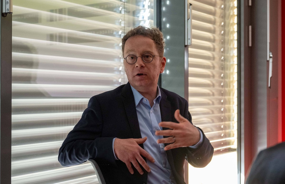 Fussball, Herren, Saison 2023/2024, DFB, Schiedsrichter schulen Sportjournalisten im Stadion An der Alten F�rsterei, Alex Feuerherdt Leiter Kommunikation und Medienarbeit der DFB Schiri GmbH, 26.02.20 ...