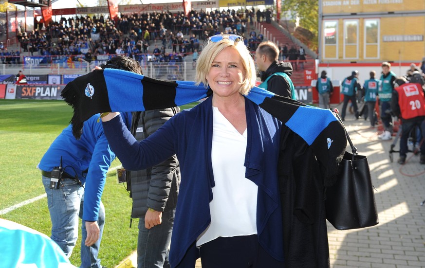 Fussball, Herren, Saison 2015/16, 2. Bundesliga (12. Spieltag), 1. FC Union Berlin - SC Paderborn 07, Claudia Effenberg (Frau von Stefan Effenberg, Trainer des SC Paderborn 07) mit Schal vor dem Spiel ...