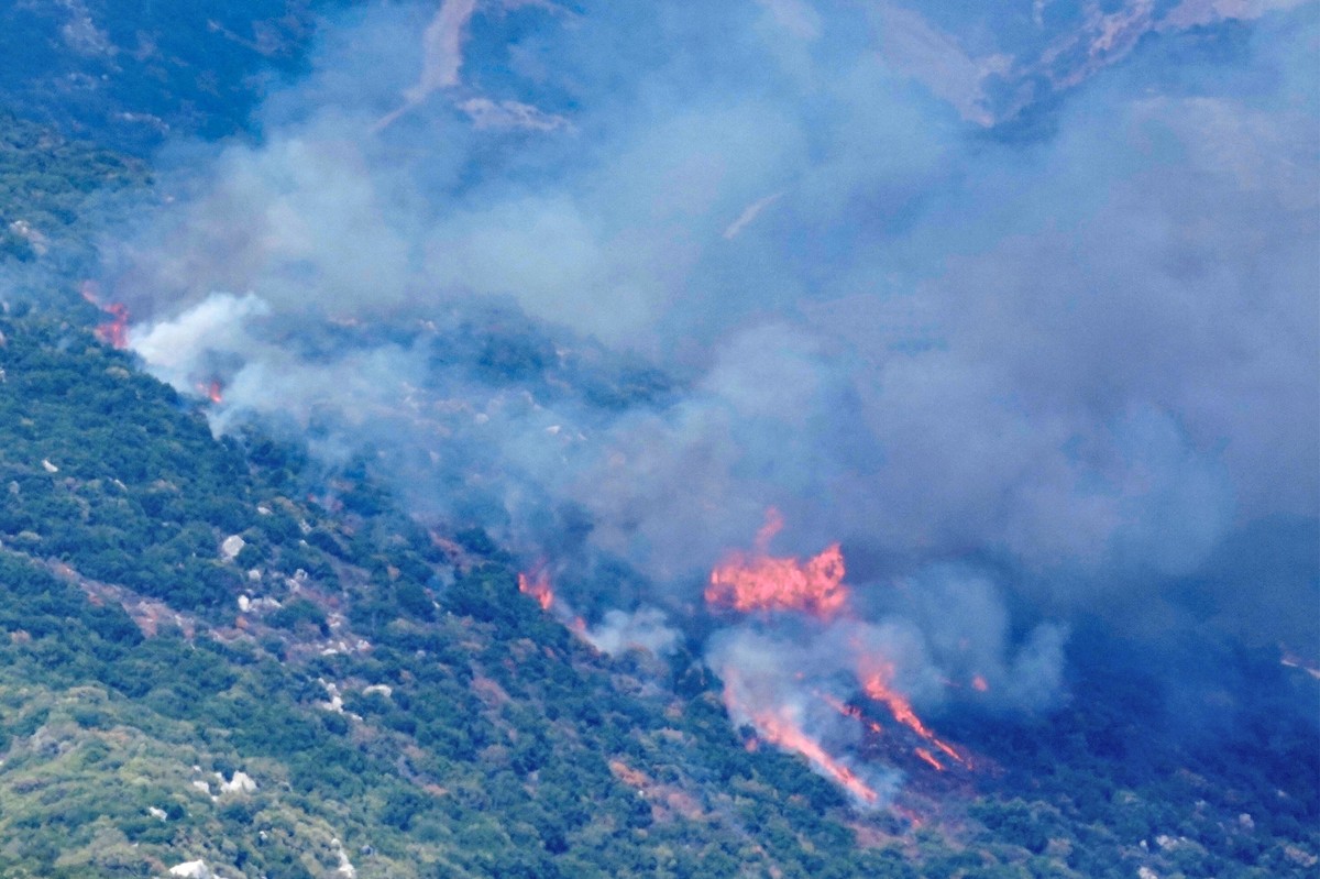 21.09.2024, Libanon, Mardsch Uyun: Rauch und Flammen steigen nach einem israelischen Luftangriff auf die Mahmoudiyeh-Berge auf, gesehen von der Stadt Mardsch Uyun im Südlibanon. Foto: Hussein Malla/AP ...