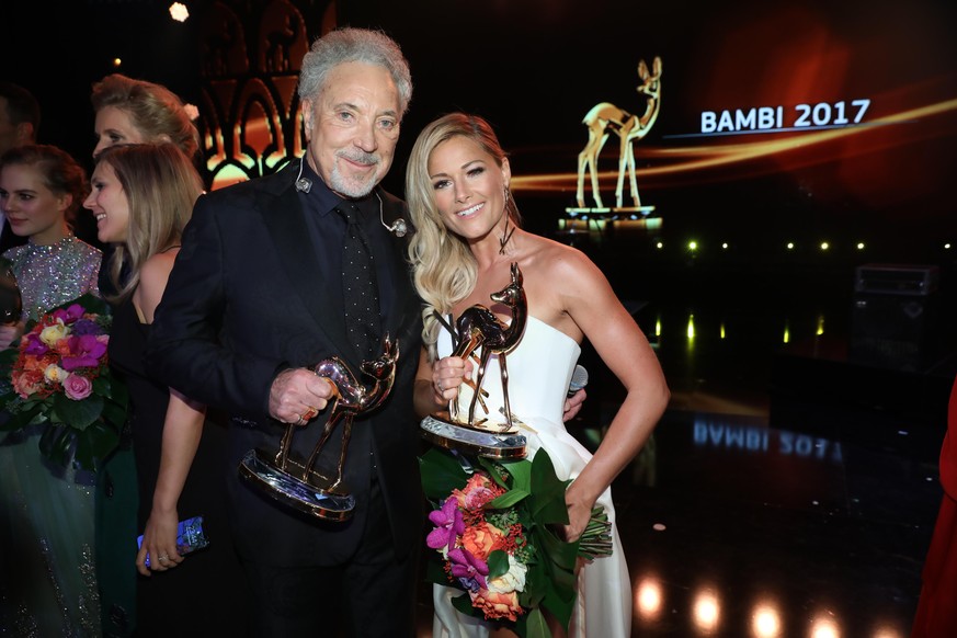 Sänger Tom Jones (l) und Sängerin Helene Fischer stehen am 16.11.2017 mit ihren Bambis, die sie in Berlin gewonnen haben, auf der Bühne. Der Medienkonzern Hubert Burda Media verleiht die Bambis jedes  ...