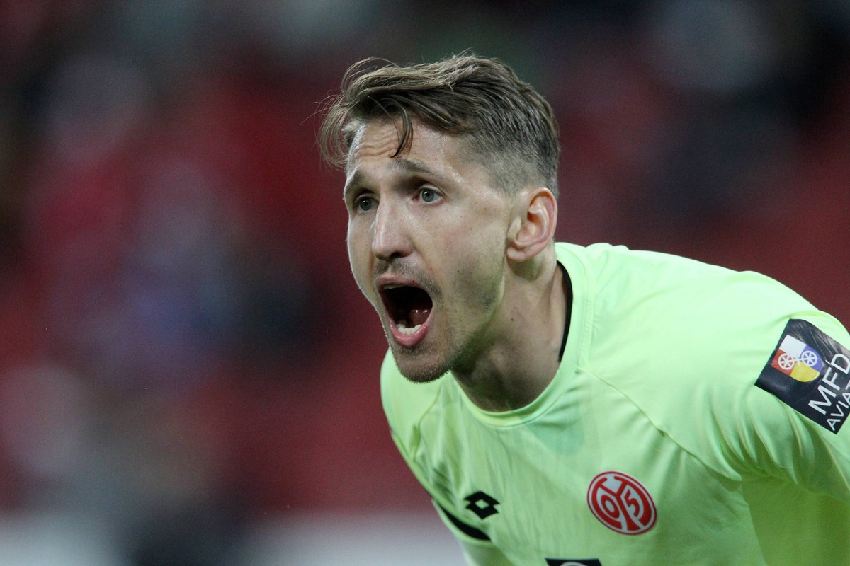 Fussball 1. Bundesliga: 1. FSV Mainz 05 - SC Freiburg, 30. Spieltag am 16.04.2018 in der Opel Arena Mainz, xmdx, Rene ADLER (1, Tor, Mainz 05) 1. FSV Mainz 05 - SC Freiburg *** Soccer 1 Bundesliga 1 F ...
