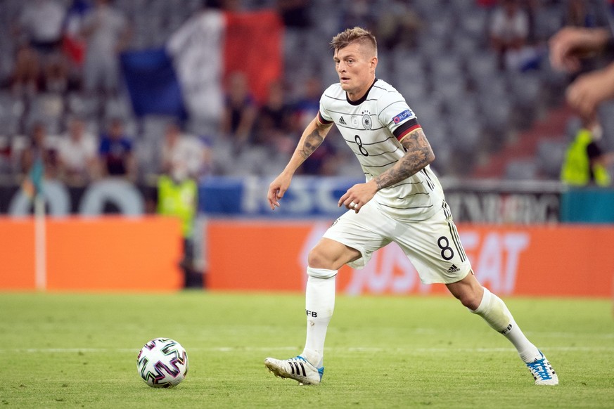 ARCHIV - 15.06.2021, Bayern, München: Fußball: EM, Frankreich - Deutschland, Vorrunde, Gruppe F, 1. Spieltag in der EM-Arena München. Deutschlands Toni Kroos spielt den Ball. Gibt der Mittelfeldstar s ...