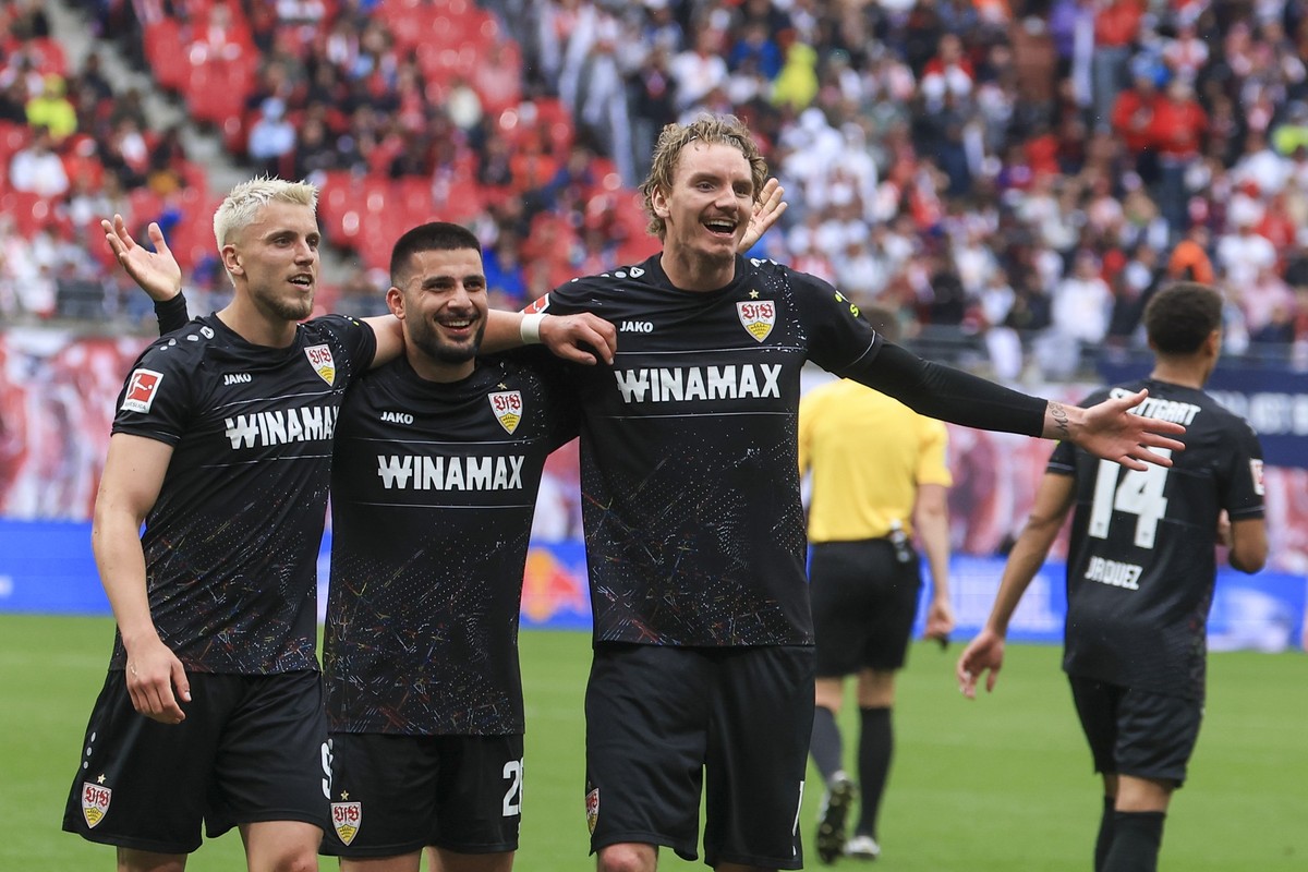dpatopbilder - 17.05.2025, Sachsen, Leipzig: Fußball: Bundesliga, RB Leipzig - VfB Stuttgart, 34. Spieltag, Red Bull Arena. Stuttgarts Spieler Ermedin Demirovic (l-r), Deniz Undav und Nick Woltemade j ...