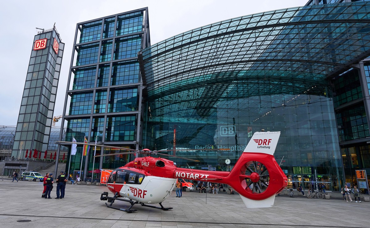 22.05.2024, Berlin: Ein Rettungshubschrauber steht vor dem Hauptbahnhof. Eine Frau ist am Mittwochabend am Berliner Hauptbahnhof von einem ICE erfasst worden und ums Leben gekommen, ein Kind wurde sch ...