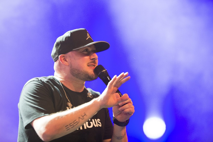 ARCHIV - 29.07.2016, Schweiz, Luzern: Der Rapper Kool Savas steht bei einem Konzert aufder B