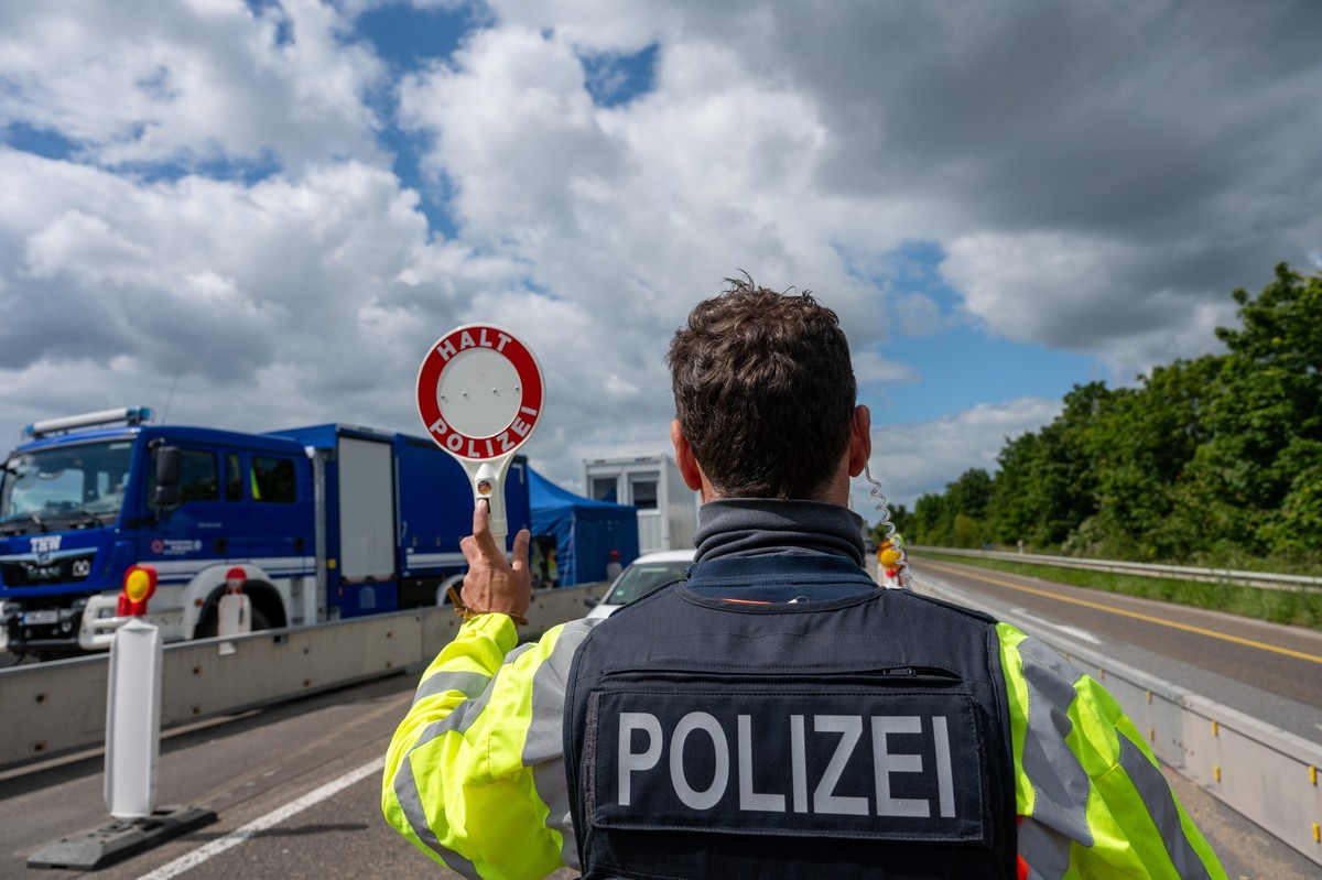 ARCHIV - 11.06.2024, Rheinland-Pfalz, Trier: Ein Bundespolizist hält auf der A64 mit einer Kelle ein Fahrzeug an. Vor Beginn der Fußball-EM führe die Bundespolizei auch in der Region Trier Grenzkontro ...