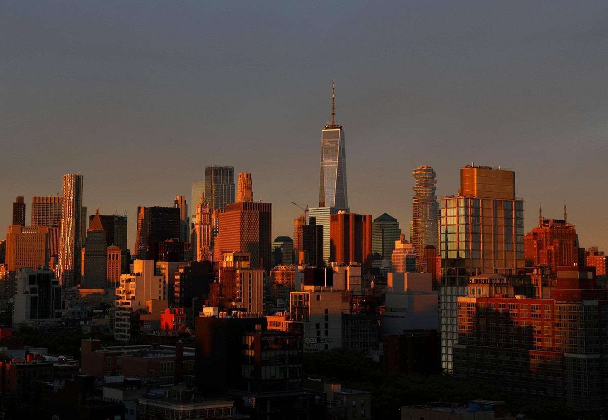 One World Trade Center and the Manhattan skyline are lit with morning sunlight after sunrise in New York City on Tuesday, October 15, 2024. PUBLICATIONxINxGERxSUIxAUTxHUNxONLY NYP20241015102 JohnxAnge ...