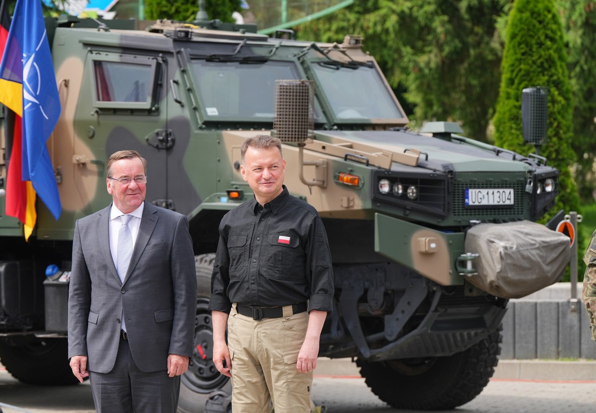 03.07.2023, Polen, Zamosc: Der polnische Verteidigungsminister Mariusz Blaszczak empfängt den deutschen Verteidigungsminister Boris Pistorius (SPD) mit militärischen Ehren. Pistorius will das Deutsche ...