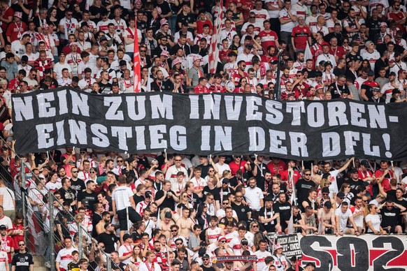 Fanblock Stuttgart mit Spruchband Nein zum Investoreneinstieg in die DFL, FSV Mainz 05 vs VFB Stuttgart, Fussball, 1. Bundesliga, 33. Spieltag, Saison 2022/2023, 21.05.2023 FSV Mainz 05 vs VFB Stuttga ...