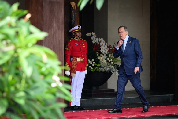 15.11.2022, Indonesien, Bali: Der russische Au�enminister Sergej Lawrow trifft bei der offiziellen Begr��ungszeremonie zu Beginn des G20-Gipfels ein. Foto: Leon Neal/PA Wire/dpa +++ dpa-Bildfunk +++