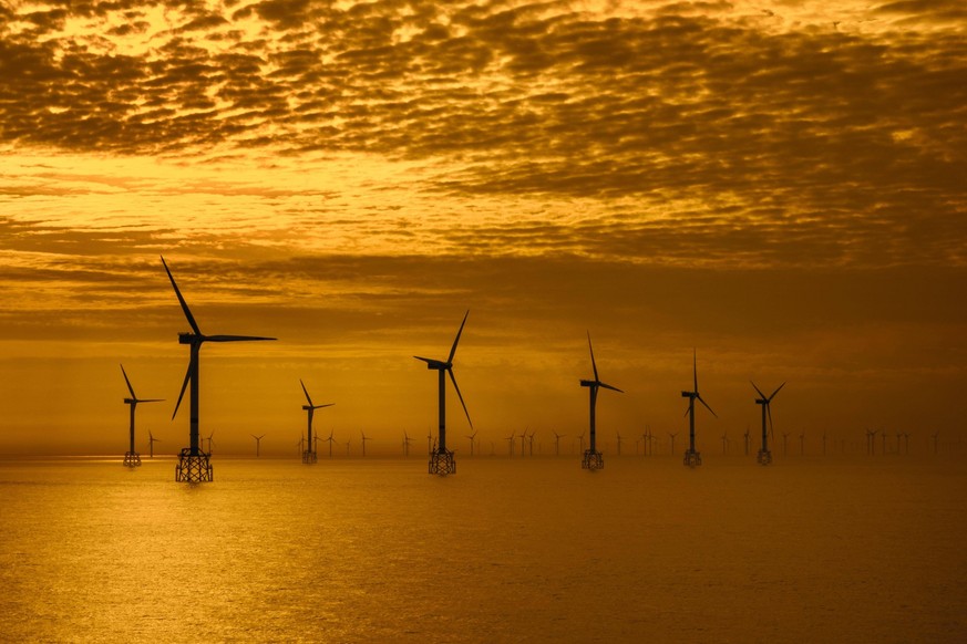 Windturbinen des Windparks Thorntonbank, eines Offshore-Windparks vor der belgischen Küste in der Nordsee bei Sonnenuntergang *** Wind turbines of Wind farms thornton bank, one Offshore Wind farms bef ...