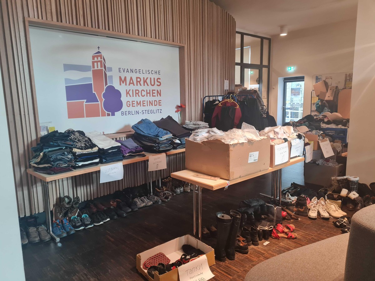 Im Foyer stapeln sich gespendete Schuhe und Kleidung.