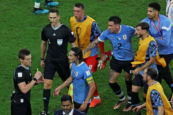 Players from Uruguay, complain to referee Daniel Siebert GER after the match between Ghana and Uruguay, for the 3rd round of Group H of the FIFA World Cup, WM, Weltmeisterschaft, Fussball Qatar 2022,  ...