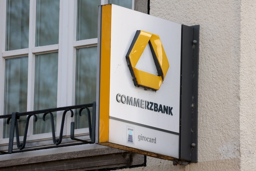 Logo und Schriftzug der Commerzbank an der Filiale in der Siegener Innenstadt Commerzbank am 29.01.2024 in Siegen/Deutschland. *** Commerzbank logo and lettering on the branch in Siegen city center Co ...