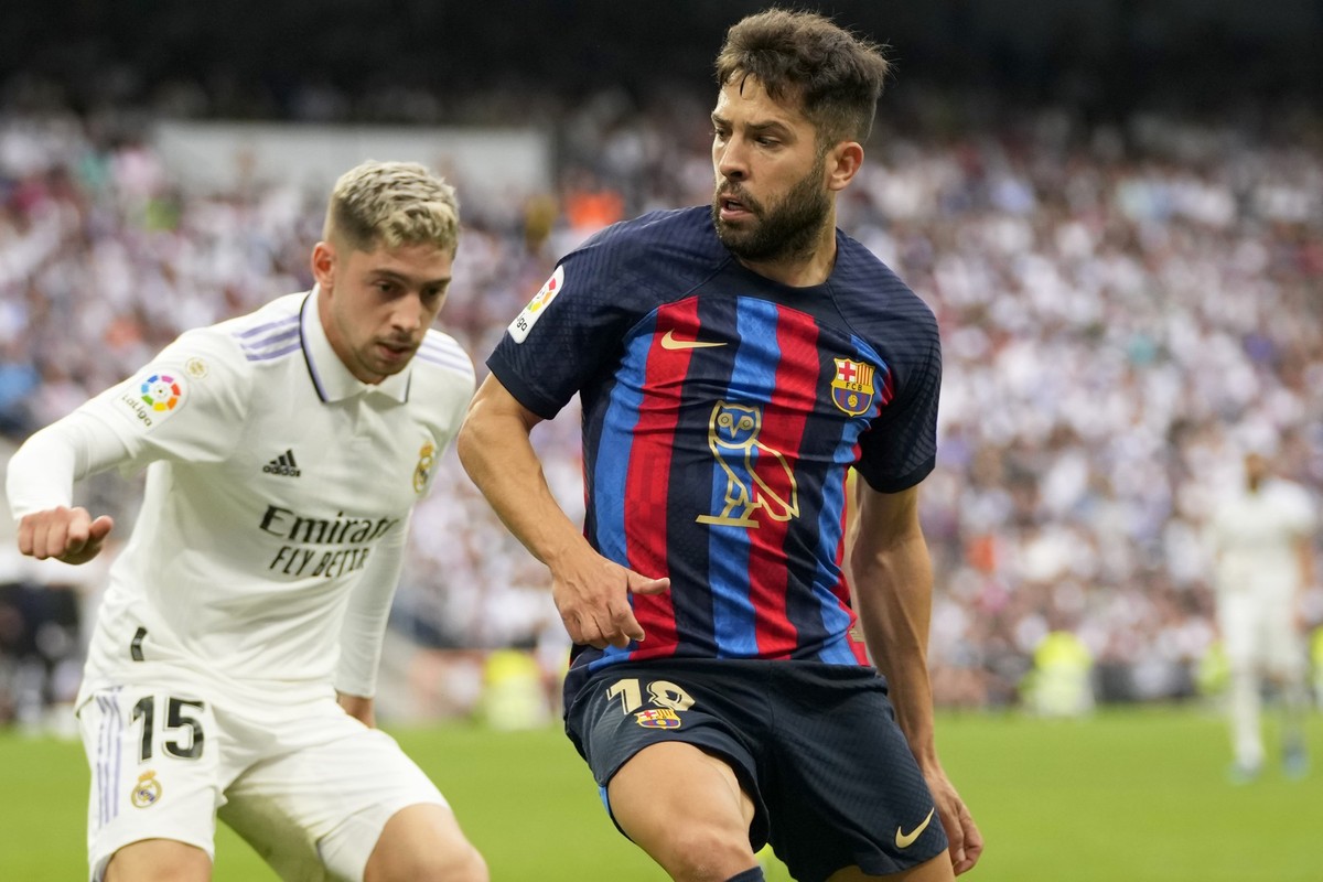 Barcelona&#039;s Jordi Alba wears the owl-shaped logo of Canadian rapper Drake on his jersey during a Spanish La Liga soccer match between Real Madrid and Barcelona at the Santiago Bernabeu stadium in ...
