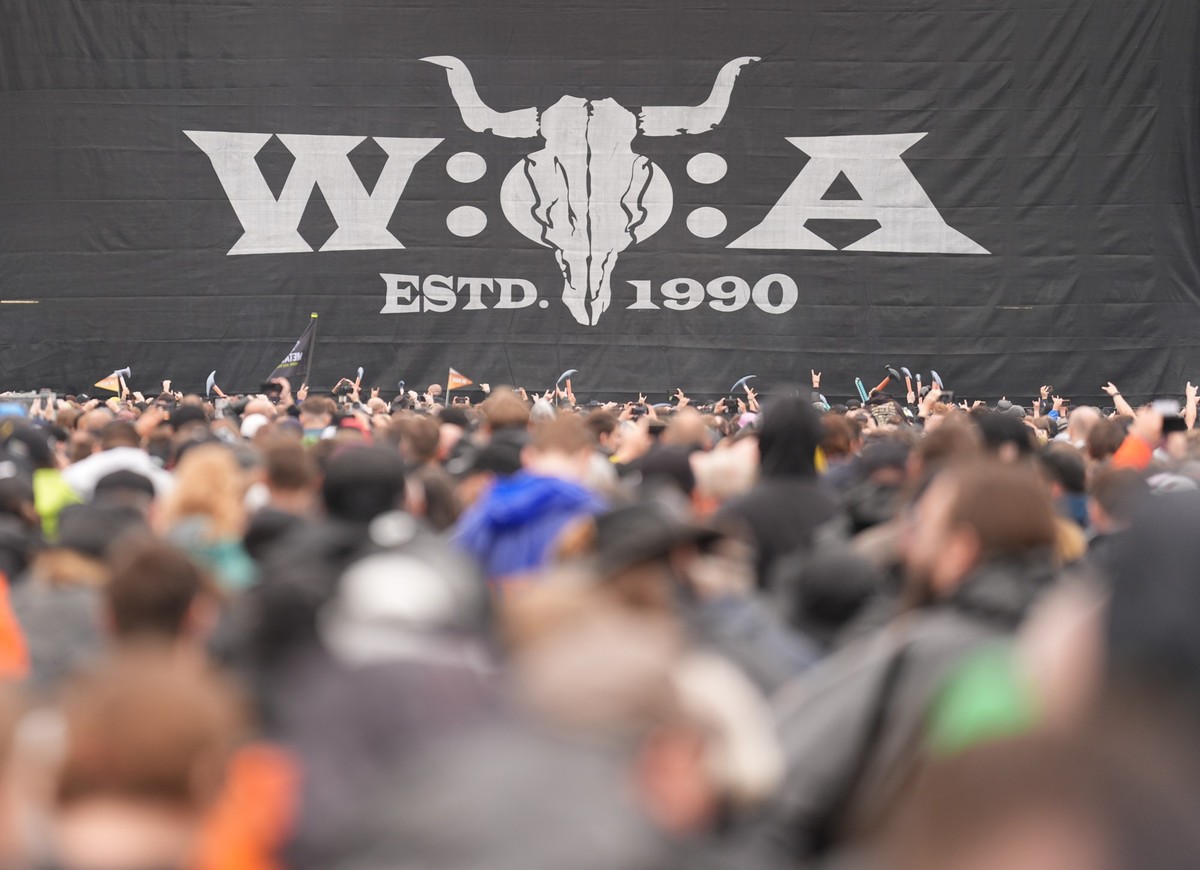 30.07.2025, Schleswig-Holstein, Wacken: Metalfans stehen nach der Öffnung des sogenannten «Infield» vor den beiden Hauptbühnen auf dem Festivalgelände des Wacken Open Airs. Das Wacken Open Air (WOA) f ...