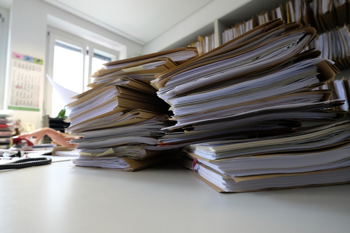 ARCHIV - 29.07.2019, Baden-W�rttemberg, Stuttgart: ILLUSTRATION - Akten liegen auf einem Tisch. (zu dpa: �Ministerien brauchen etwas weniger Papier - Kosten h�her�) Foto: Bernd Wei�brod/dpa +++ dpa-Bi ...
