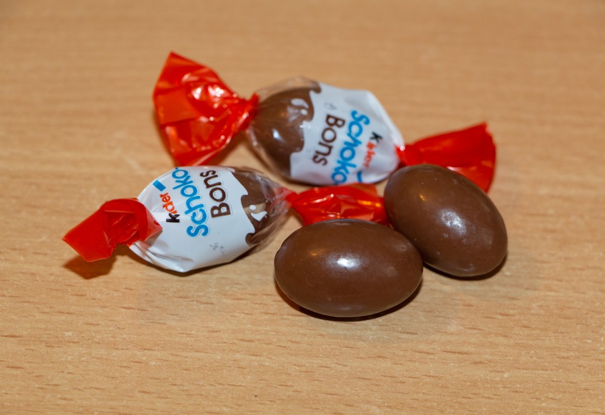 Primelin - France, January 05, 2019 : Schoko-bons chocolates from Kinder on wooden background xkwx Schoko-bons, kinder, chocolate, food, sweet, paper, tasty, dessert, choco, product, brand, candy, wra ...