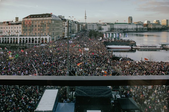 80000 Protest Against Right-Wing Party AFD in Hamburg 01/19/2024 Hamburg, Deutschland. Blick auf den Jungfernstieg, der Binnenalster, sowie dem Hamburger Fernsehrturm. Über 80.000 Menschen versammelte ...