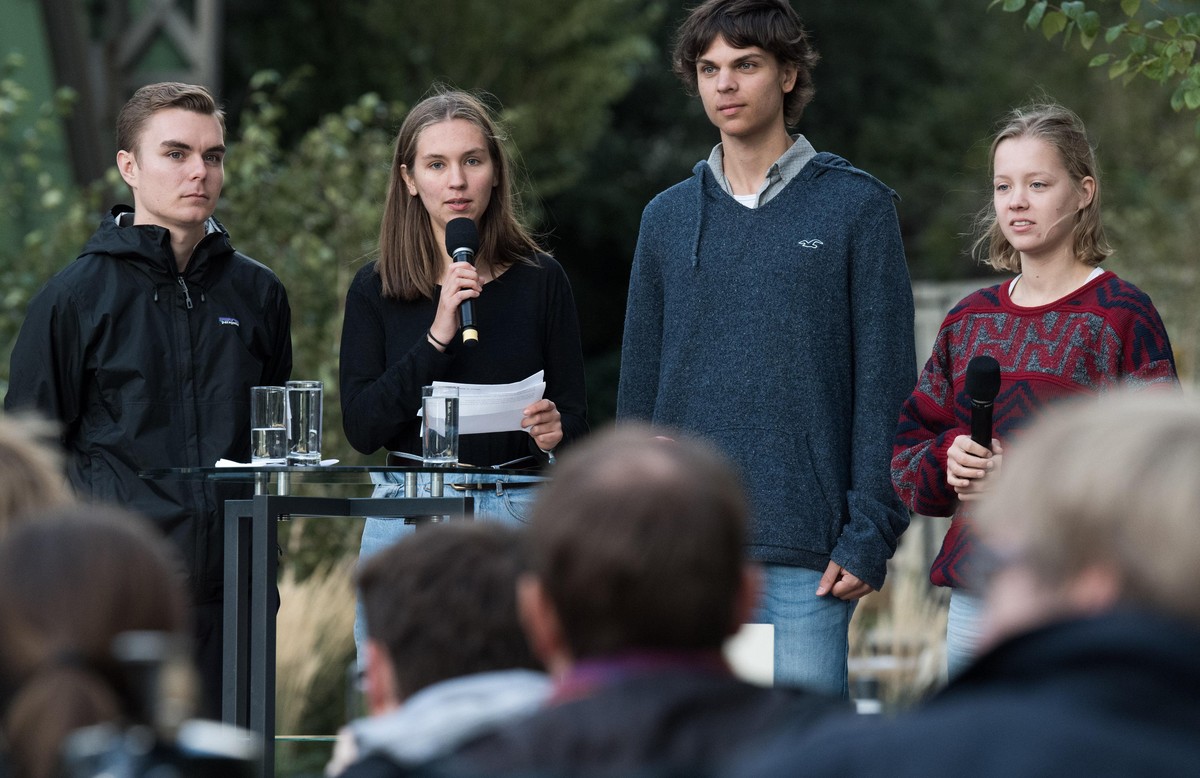 Nick Heubeck (l-r), Pauline Brünger, Sebastian Grieme und Carla Reemtsma, Fridays for Future-Aktivisten, sprechen bei einer Pressekonferenz zu den Erwartungen an das Klimakabinett und zum bevorstehend ...